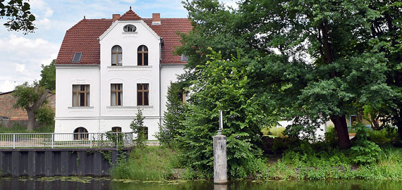 Blick auf die Villa Veda an der Havel